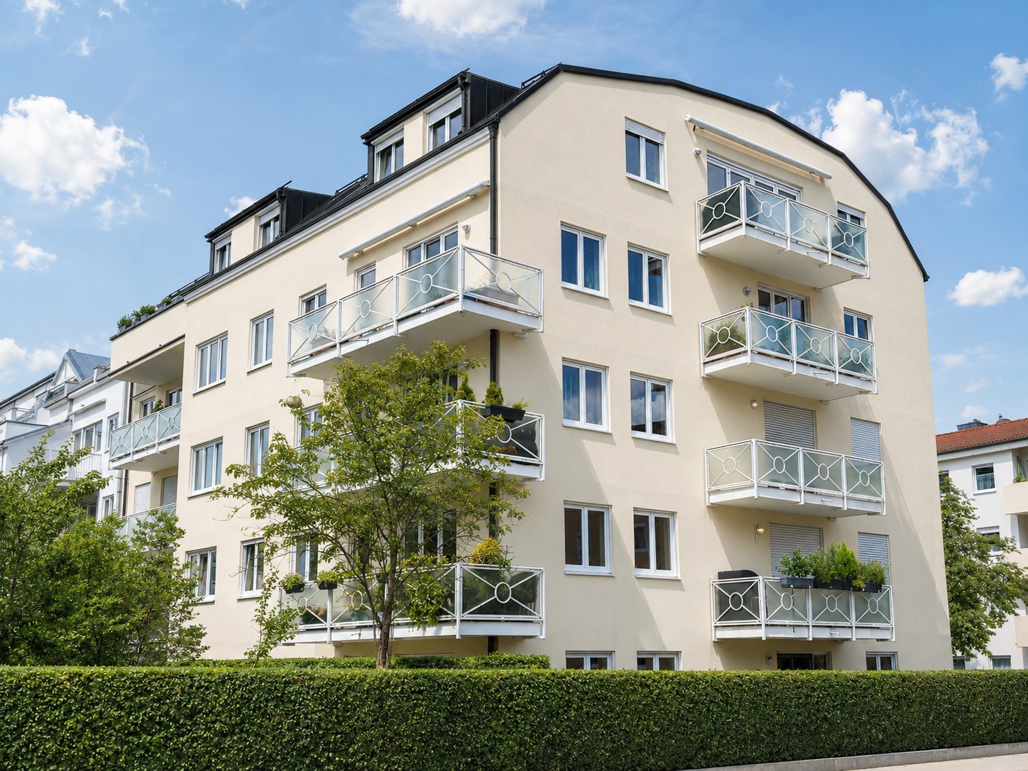 Helles Mehrfamilienhaus mit Balkonen