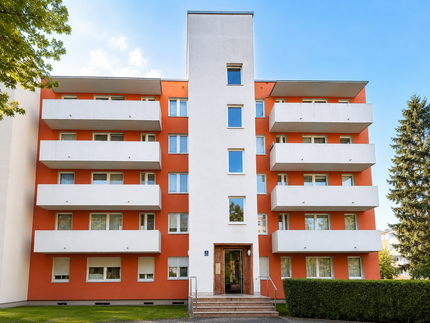 Mehrfamilienhaus mit markantem Eingangsbereich