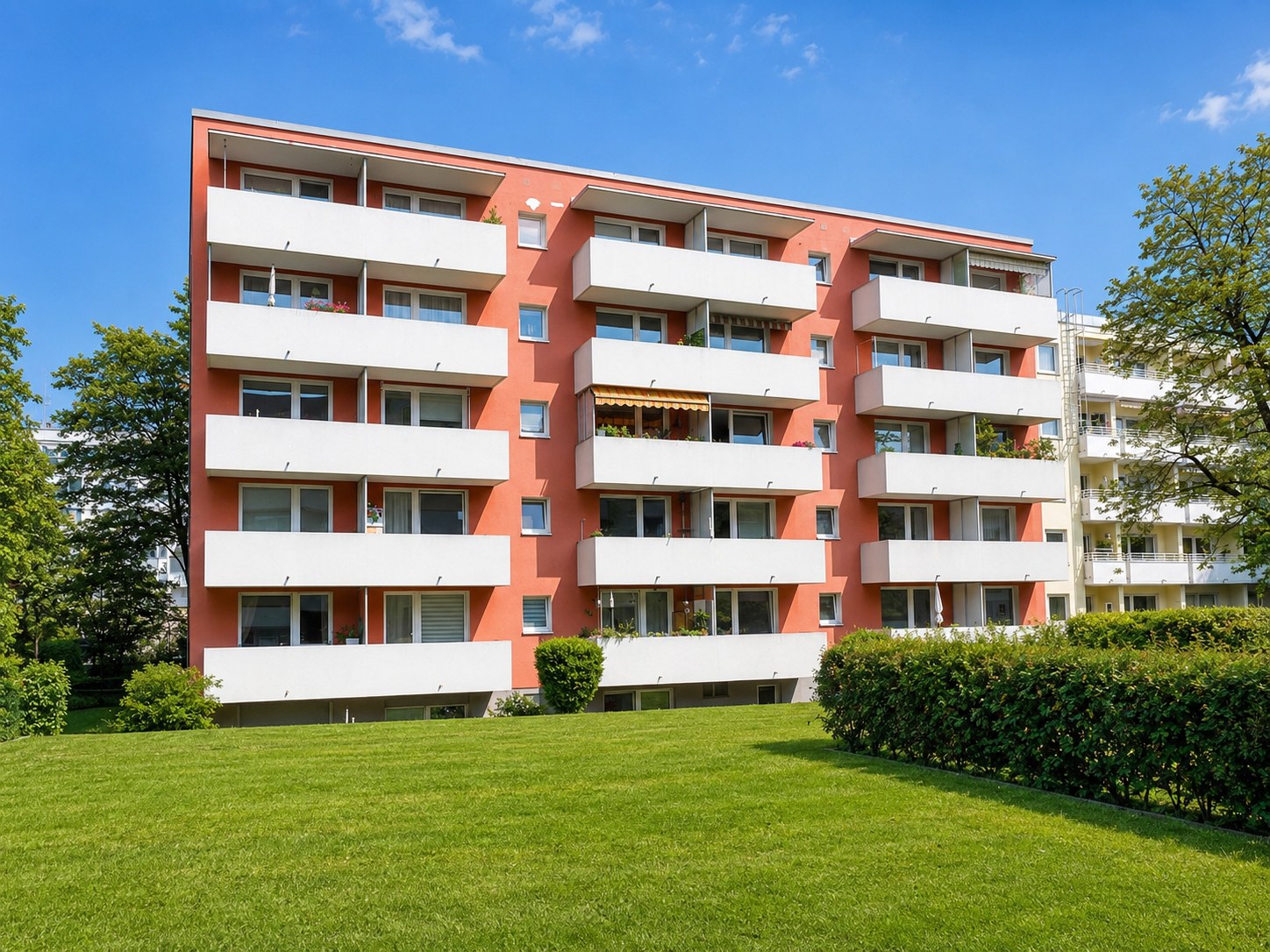Gepflegtes Mehrfamilienhaus mit großzügiger Grünanlage