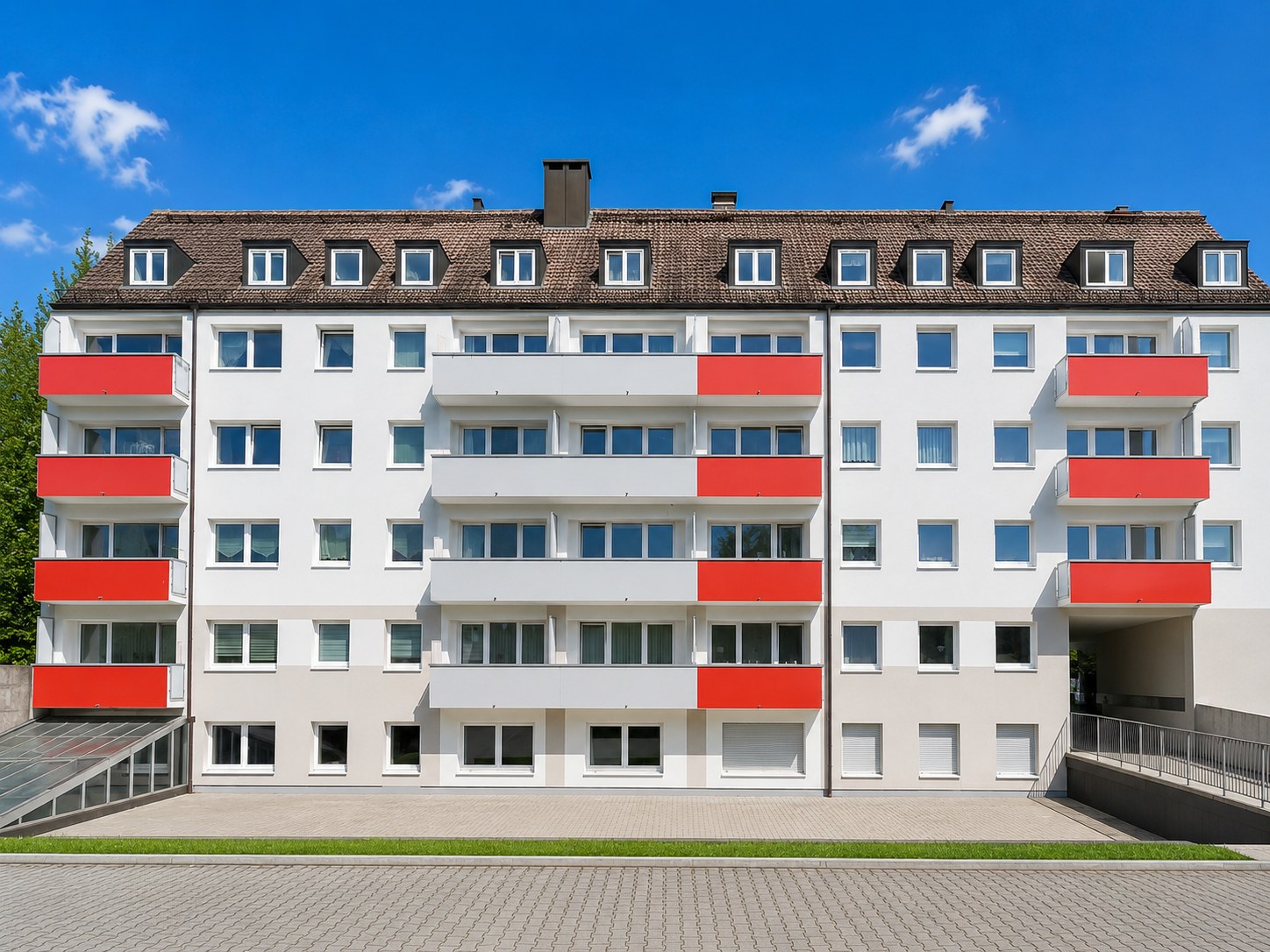 Mehrfamilienhaus mit modernisierten Balkonen aus dem Münchner Verwaltungsbestand